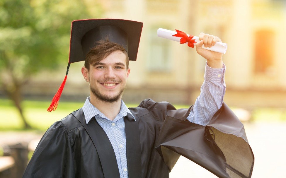 Benefits of Online Education in the Digital Age Benefits of Online Education in the Digital Age
